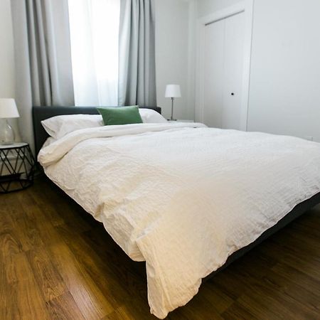 Cozy 2-Bedroom Condo Near Downtown, With Laundry, Parking, Balcony Calgary Luaran gambar