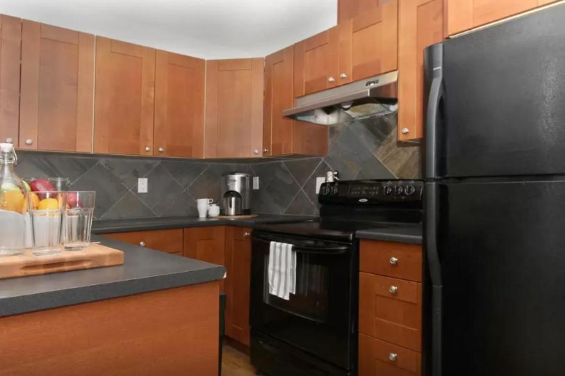 Cozy 2-Bedroom Condo Near Downtown, With Laundry, Parking, Balcony Calgary Luaran gambar