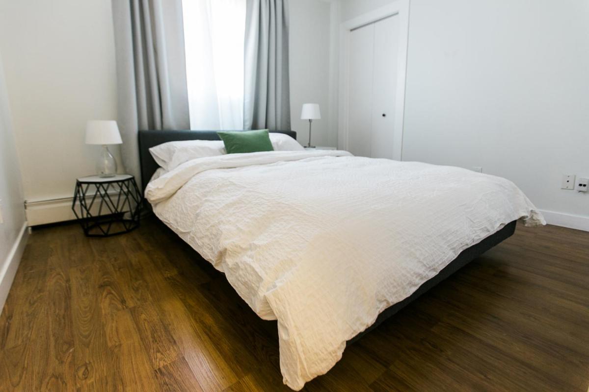 Cozy 2-Bedroom Condo Near Downtown, With Laundry, Parking, Balcony Calgary Luaran gambar