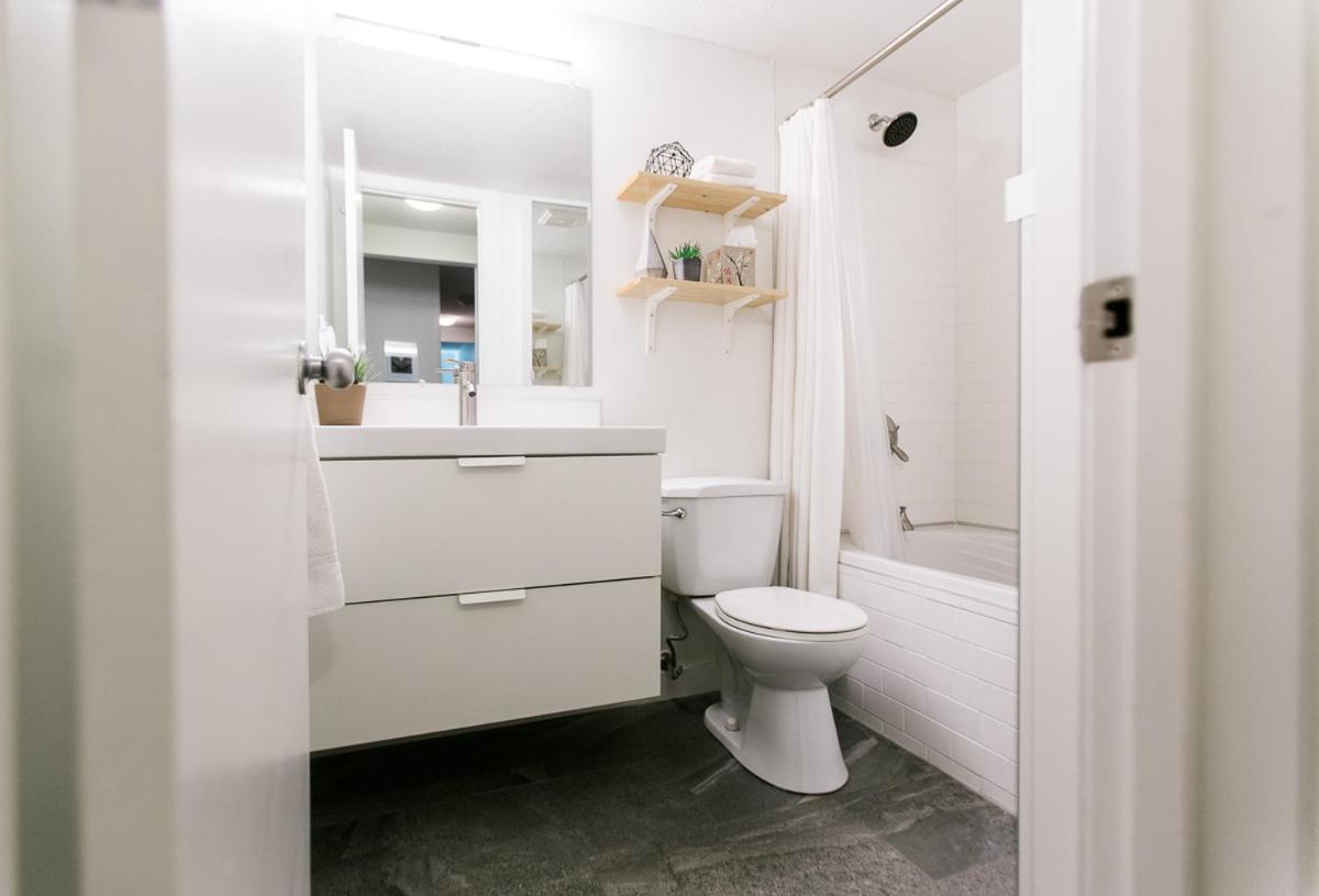 Cozy 2-Bedroom Condo Near Downtown, With Laundry, Parking, Balcony Calgary Luaran gambar